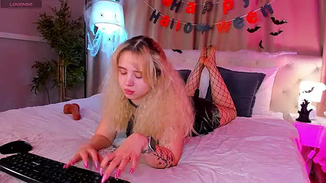 Valerie Woods online show from 2, 11, 2025