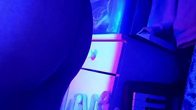 gurlnips online show from 19, 10, 2025