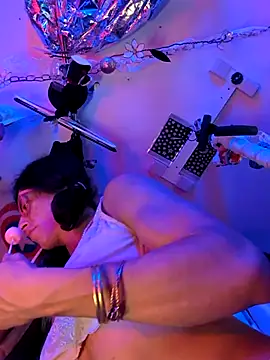 gurlnips online show from 18, 11, 2025