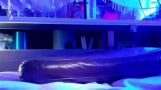 gurlnips online show from 26, 10, 2025