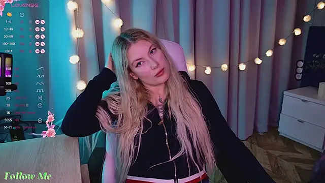 Snapshot of Liv_Fay chatting on 27, 2, 2025 Liv Fay online show from 27, 2, 2025