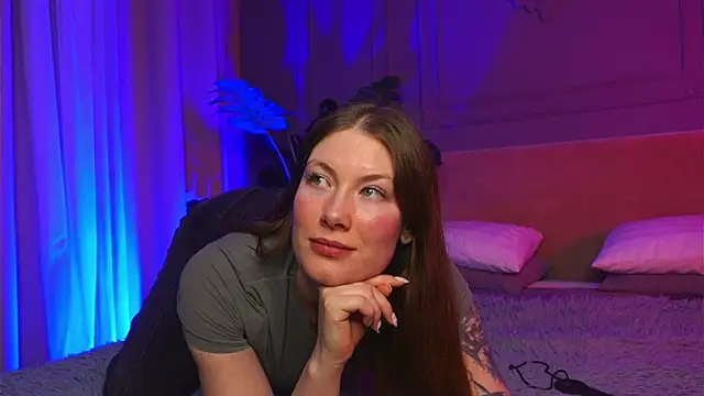 Snapshot of Liv_Fay chatting on 2, 10, 2025 Liv Fay online show from 2, 10, 2025