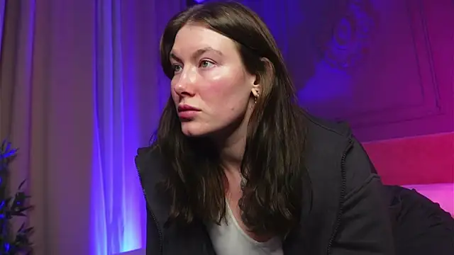 Snapshot of Liv_Fay chatting on 28, 11, 2025 Liv Fay online show from 28, 11, 2025