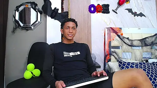Snapshot of dominic_smith_ chatting on 28, 10, 2025 dominic smith online show from 28, 10, 2025