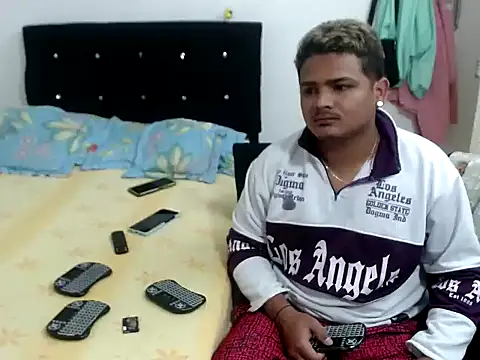 Boycuriousxxx online show from 24, 11, 2025