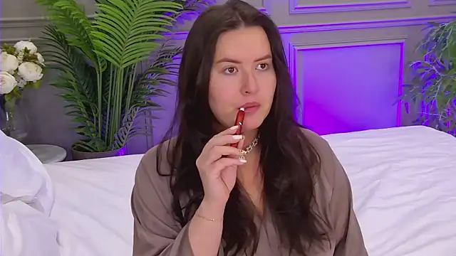 TrishaWinslet online show from 6, 10, 2025