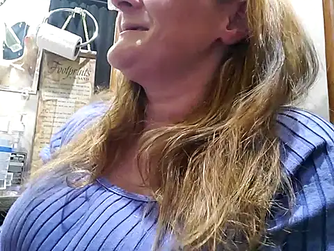 ILUV2TUCHMYKITTY online show from 19, 3, 2025