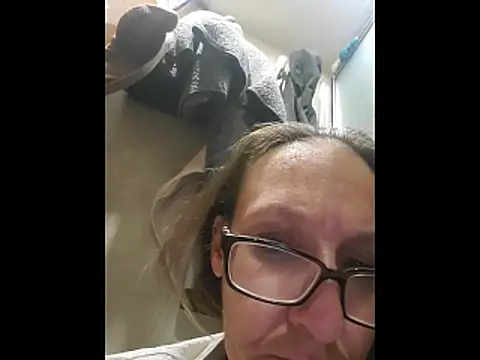 ILUV2TUCHMYKITTY online show from 15, 3, 2026