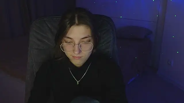 EmmaCherry7 online show from 5, 3, 2025