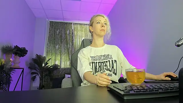 LylithSkye online show from 18, 9, 2025