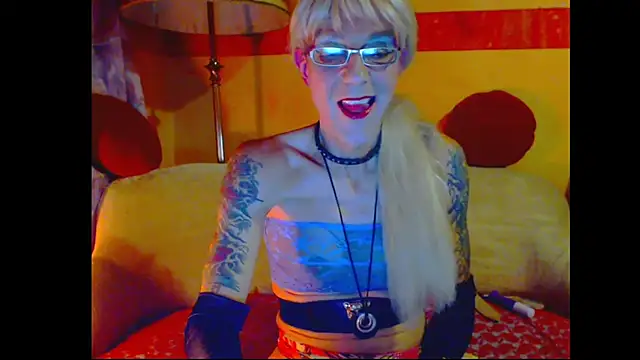 Snapshot of cuxladyboy chatting on 11, 10, 2025 cuxladyboy online show from 11, 10, 2025