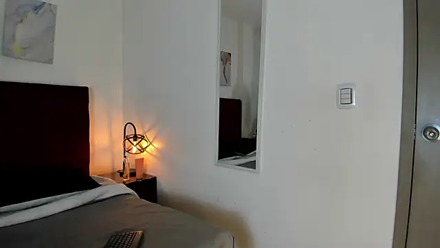 Anthonelaa   online show from 10, 9, 2025