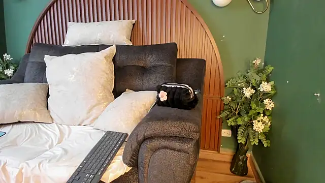 shannel  queen online show from 2, 4, 2026