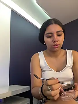 Snapshot of Larabrooks chatting on 6, 6, 2026 Larabrooks online show from 6, 6, 2026