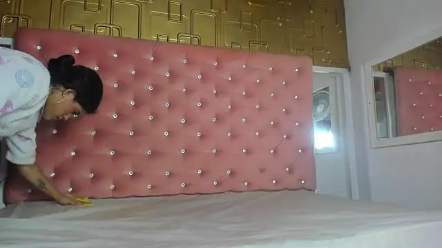 Molly gomez  online show from 8, 2, 2025