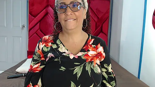 EvaMills1 online show from 4, 3, 2025