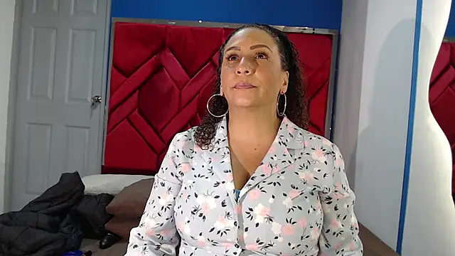 EvaMills1 online show from 25, 2, 2025