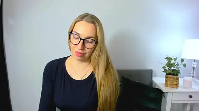 Snapshot of AriaDesire chatting on 2, 12, 2025 AriaDesire online show from 2, 12, 2025