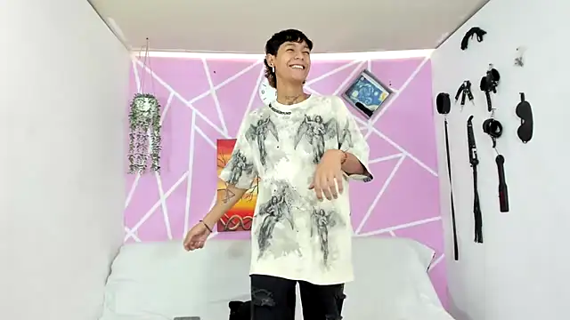 Fresahot2005 online show from 7, 2, 2025