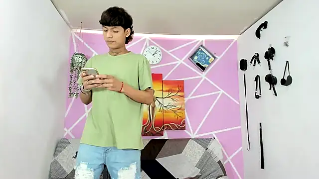 Fresahot2005 online show from 3, 2, 2025