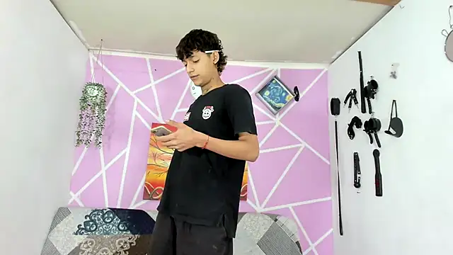 Fresahot2005 online show from 30, 1, 2025