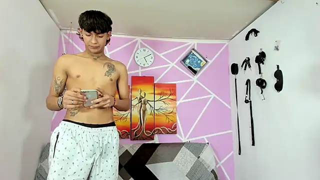 Fresahot2005 online show from 4, 2, 2025