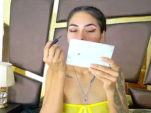 Snapshot of NicoleEsposito chatting on 17, 10, 2025 NicoleEsposito online show from 17, 10, 2025