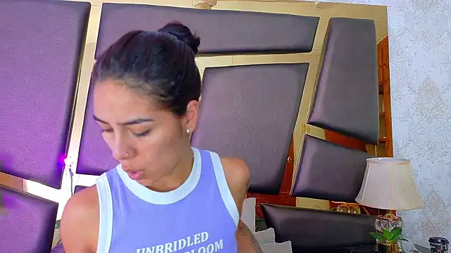 Snapshot of NicoleEsposito chatting on 9, 10, 2025 NicoleEsposito online show from 9, 10, 2025