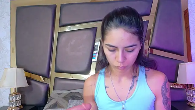 Snapshot of NicoleEsposito chatting on 18, 11, 2025 NicoleEsposito online show from 18, 11, 2025