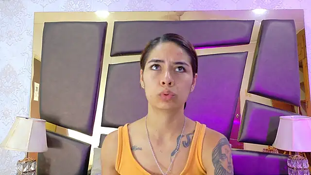 Snapshot of NicoleEsposito chatting on 21, 10, 2025 NicoleEsposito online show from 21, 10, 2025