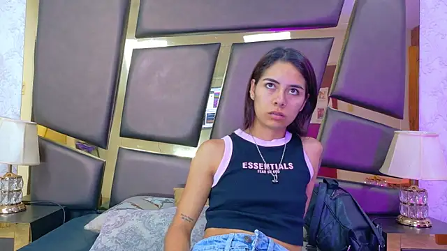 Snapshot of NicoleEsposito chatting on 8, 11, 2025 NicoleEsposito online show from 8, 11, 2025