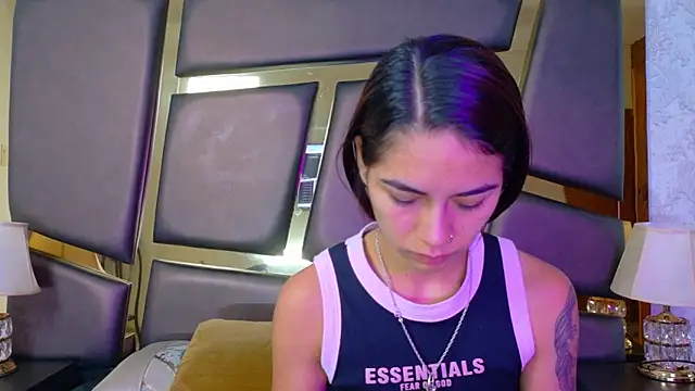 Snapshot of NicoleEsposito chatting on 13, 11, 2025 NicoleEsposito online show from 13, 11, 2025