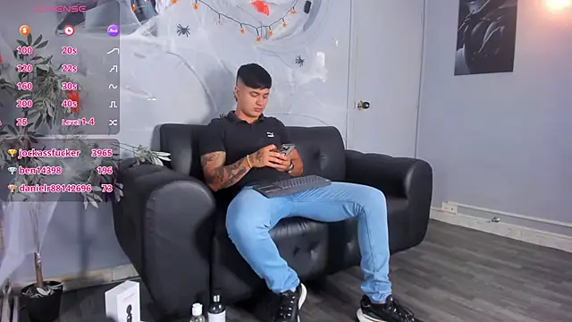 Cristopher strong online show from 4, 10, 2025