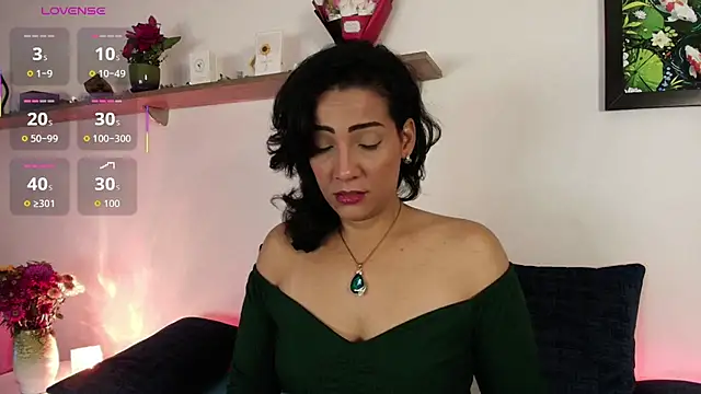 Snapshot of Elliee_ chatting on 3, 3, 2026 Elliee online show from 3, 3, 2026