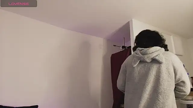 Elliee  online show from 4, 11, 2025