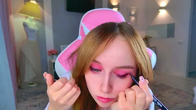 b4by LoL1 online show from 2, 12, 2025