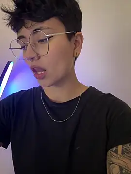 Ashley Chriss online show from 9, 3, 2025