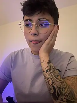 Ashley Chriss online show from 22, 2, 2025