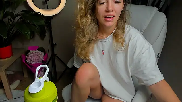 foxy blond online show from 6, 10, 2025