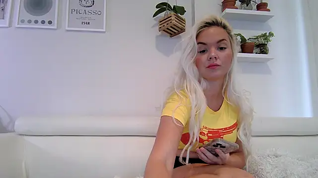 Snapshot of badblondebunny chatting on 5, 2, 2026 badblondebunny online show from 5, 2, 2026