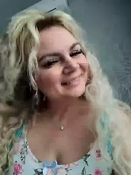 Snapshot of candy_queeen chatting on 28, 2, 2025 candy queeen online show from 28, 2, 2025