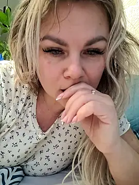 Snapshot of candy_queeen chatting on 25, 11, 2025 candy queeen online show from 25, 11, 2025