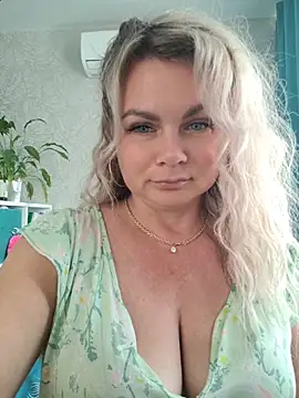 Snapshot of candy_queeen chatting on 22, 6, 2026 candy queeen online show from 22, 6, 2026