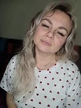 Snapshot of candy_queeen chatting on 22, 11, 2025 candy queeen online show from 22, 11, 2025