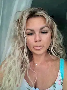 Snapshot of candy_queeen chatting on 19, 3, 2025 candy queeen online show from 19, 3, 2025