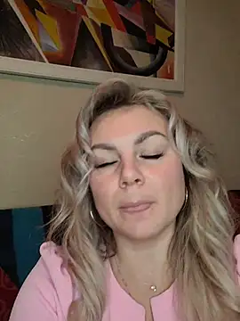 Snapshot of candy_queeen chatting on 21, 11, 2025 candy queeen online show from 21, 11, 2025