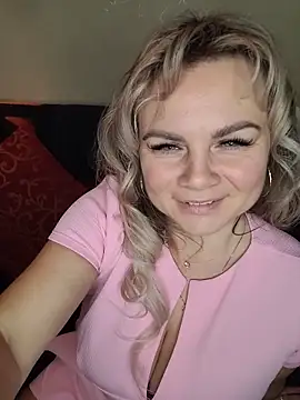 Snapshot of candy_queeen chatting on 23, 11, 2025 candy queeen online show from 23, 11, 2025