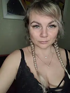 Snapshot of candy_queeen chatting on 26, 11, 2025 candy queeen online show from 26, 11, 2025