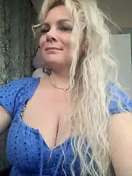 Snapshot of candy_queeen chatting on 22, 2, 2025 candy queeen online show from 22, 2, 2025