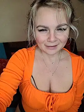 Snapshot of candy_queeen chatting on 19, 11, 2025 candy queeen online show from 19, 11, 2025